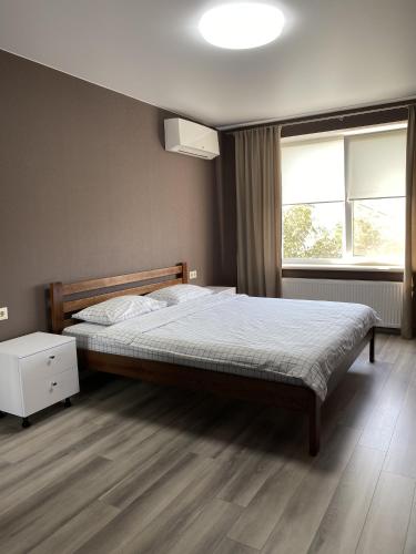 een slaapkamer met een groot bed en een raam bij Mini Hotel in Liski