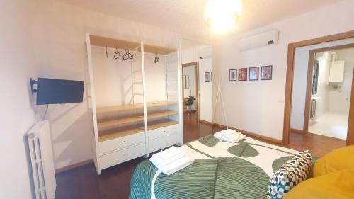 Dormitorio pequeño con cama y espejo en RomagnaBNB Nereo en Forlì