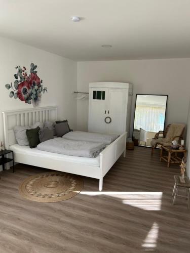 1 dormitorio con 1 cama blanca grande en una habitación en Ländliche Fewo Wildblume, 4 km zum Stausee en Happurg