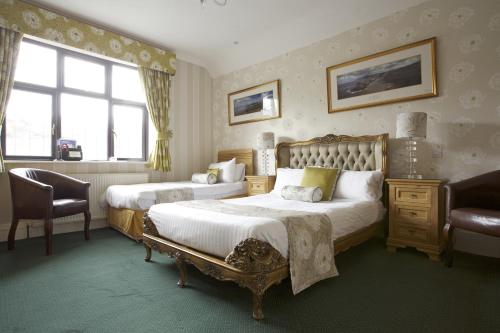מיטה או מיטות בחדר ב-Exmoor White Horse Inn
