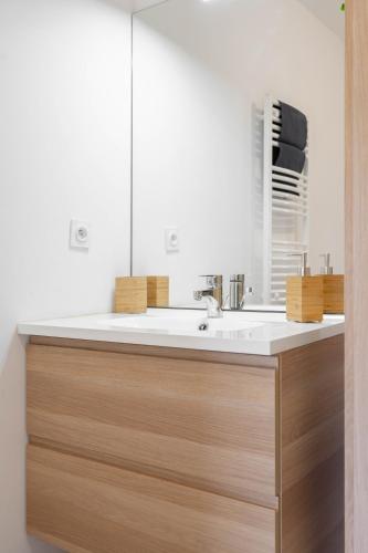 une salle de bain avec un lavabo et un miroir dans l'établissement T2 Entre la plage et le Vélodrome - Clim/Parking, à Marseille