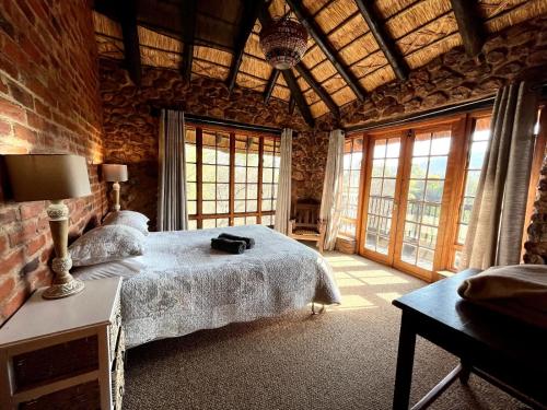 una camera con letto e muro di mattoni di Schoemanshof a Potchefstroom