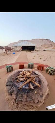 un pozo de fuego en la arena en el desierto en Excursion dakhla tour, en Dakhla