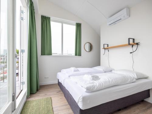 um quarto com 2 camas e uma janela em Lakehouse I em Uitgeest