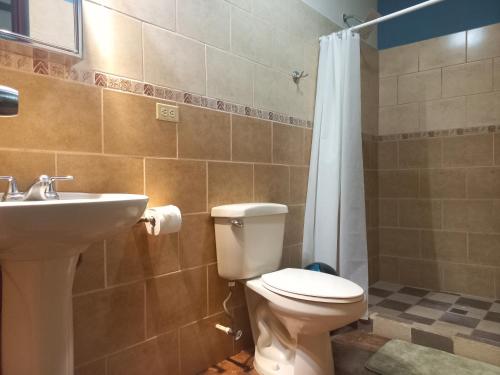 łazienka z toaletą i umywalką w obiekcie Casa El Caimito w mieście Granada