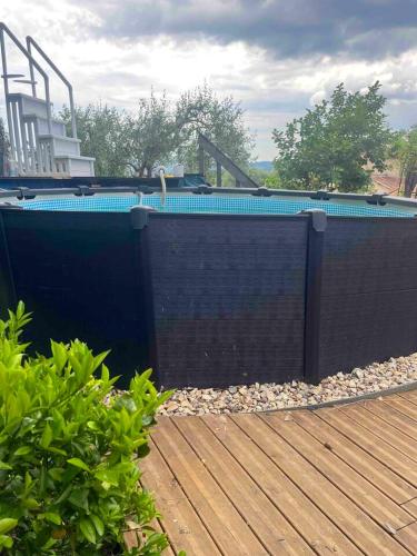 - une piscine sur le côté d'une maison dans l'établissement Maison de charme avec piscine privée à Grasse, à Grasse