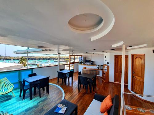 a living room and kitchen with tables and chairs at Casa Ocean Pier in Puerto Ayora