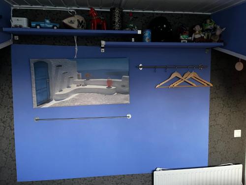 Una puerta azul con baño en una habitación en Nene and Jonas Bed and breakfast en Estocolmo