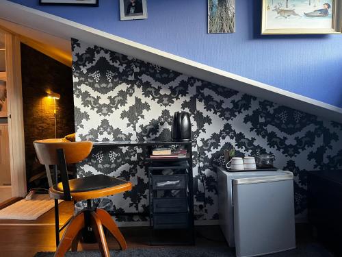 Habitación con pared azul y papel pintado en blanco y negro. en Nene and Jonas Bed and breakfast en Estocolmo