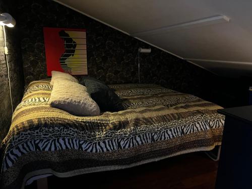 1 cama con 2 almohadas en una habitación en Nene and Jonas Bed and breakfast en Estocolmo
