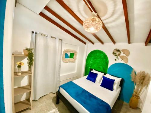 Un dormitorio con una cama azul y blanca en una habitación en Spring Hostel, en Medellín