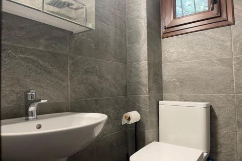 Ένα μπάνιο στο Elia Sea View Apartments 1