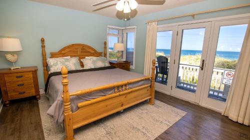 sypialnia z łóżkiem i balkonem z widokiem na ocean w obiekcie OCEANFRONT, Ocean Views, Private Pool, Rec Room, 230, Long Weekends w mieście Corolla