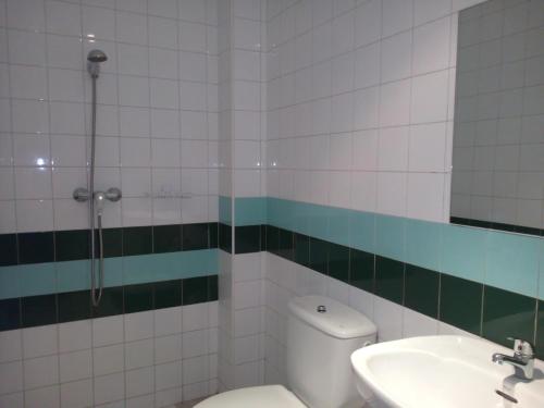 ein Badezimmer mit Toilette und Waschbecken in der Unterkunft Albergue El Floran in Blimea