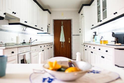 a kitchen with a bowl of fruit on a counter at Casa Sobreira da Silva - Alojamento Local in Almeida