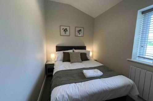 1 dormitorio con cama y ventana en Silver Stag Properties, 3 BR Sandstone Lodge, 