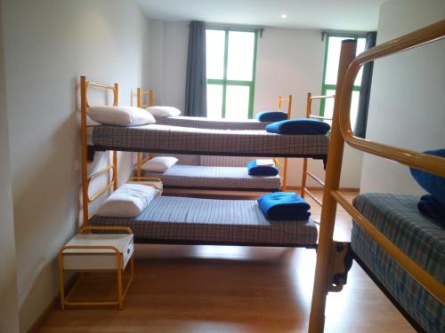 eine Gruppe von Etagenbetten in einem Zimmer in der Unterkunft Albergue El Floran in Blimea