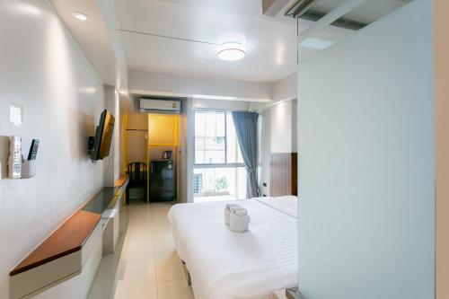 バンコクにあるA Sleep Bangkok Sathornの窓のある病室で、ベッドが備わります。