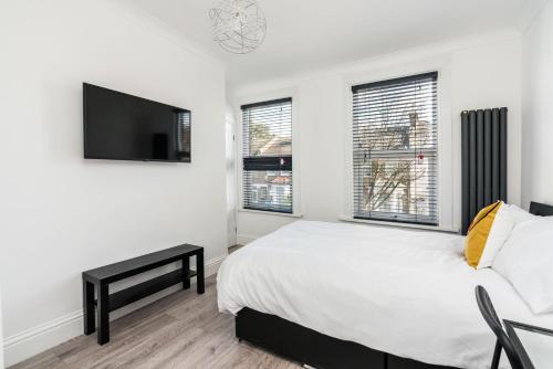 Llit o llits en una habitació de Nicely Furnished double room - Close to Croydon Hospital