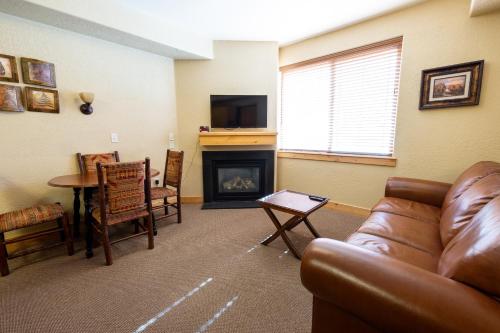 Et sittehjørne på Silverado Lodge - 1 Bedroom Suite with King Bed & Pool View apartment hotel