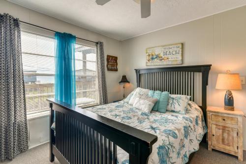 - une chambre avec un lit et une fenêtre avec des rideaux bleus dans l'établissement Surfside Second Row Beach House with Ramp and Deck, à Surfside Beach