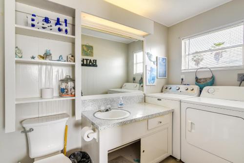 La salle de bains est pourvue d'un lavabo et de toilettes. dans l'établissement Surfside Second Row Beach House with Ramp and Deck, à Surfside Beach
