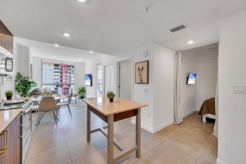a kitchen and living room with a table and a dining room at Beautiful Unit with Amazing View & Free Parking in Miami