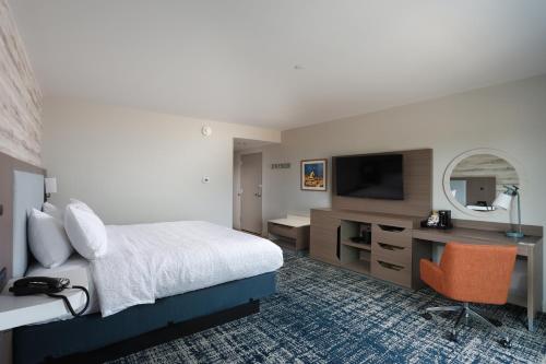 Televisyen dan/atau pusat hiburan di Hampton Inn & Suites Manistee, Mi