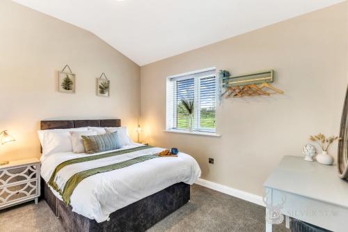 a bedroom with a large bed and a window at Silver Stag Properties, 2 BR Limestone Lodge 