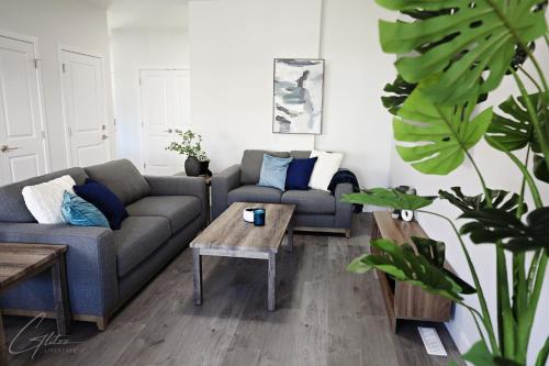 uma sala de estar com um sofá e uma mesa em Beautiful Home With 4 King Beds,Airport,Disney+ em Edmonton
