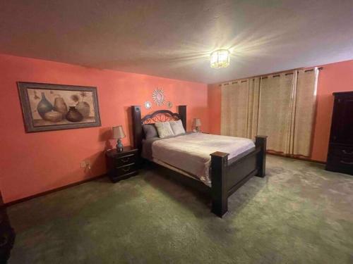 um quarto com uma cama num quarto com paredes cor-de-rosa em Full House/Heart of Worcester em Worcester