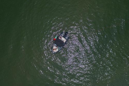 an overhead view of a boat in the water at Glamping Montecarlo Lodge Cubo de Madera-Guatapé in Guatapé