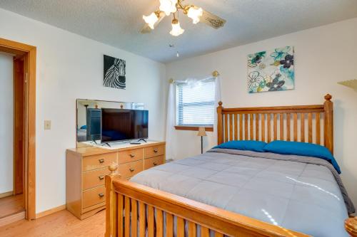 Katil atau katil-katil dalam bilik di Cozy Fort Cobb Home Rental Near Lake Access!
