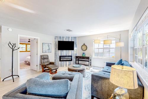 ein Wohnzimmer mit Sofa und Fernseher in der Unterkunft Purple Pelican Cottage in Marco Island