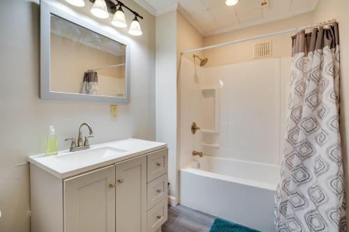 ein Badezimmer mit einem Waschbecken, einer Badewanne und einer Dusche in der Unterkunft Cozy Westcott Home about half Mi to Syracuse Campus! in Syracuse