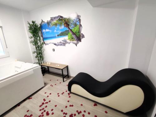 una sala de estar con una silla en blanco y negro y una mesa en apartamento con jacuzzi, El Rincón de Ayud, en Calatayud
