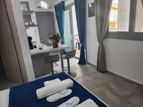 Alexandra`s House في ماتالا: غرفة بها سرير وفوط بيضاء