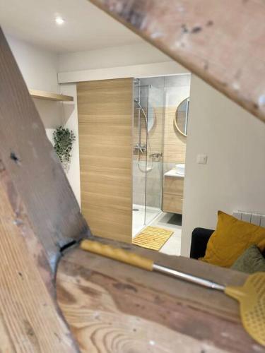 uma casa de banho com um espelho grande e uma faca em / /Sacré studio/ /wifi/ /parking privé em Rodez