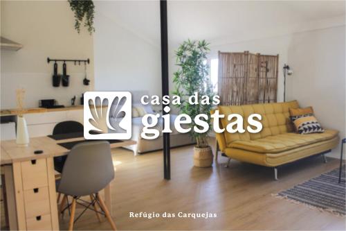 ein Wohnzimmer mit einem Sofa und einem Tisch in der Unterkunft Refúgio das Carquejas 