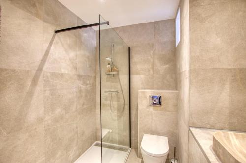 坎城的住宿－Elégant Studio moderne Wifi Proche suquet - LIMESTAY，带淋浴和卫生间的浴室