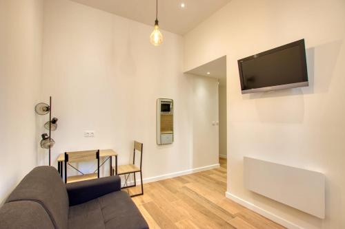 坎城的住宿－Elégant Studio moderne Wifi Proche suquet - LIMESTAY，客厅配有沙发和墙上的电视