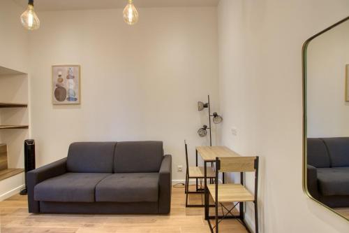 坎城的住宿－Elégant Studio moderne Wifi Proche suquet - LIMESTAY，客厅配有沙发和桌子