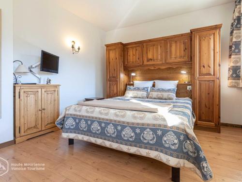 Cama ou camas em um quarto em Appartement Aussois, 2 pièces, 6 personnes - FR-1-508-239