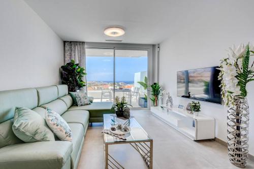 Luxury apartment. Heated Pool. AC. Ocean view!