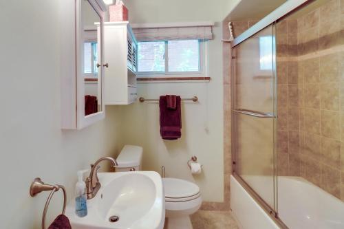 uma casa de banho com um lavatório, um WC e um chuveiro em Royal Oak Home 13 Mi to Downtown Detroit em Royal Oak