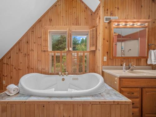 baño con bañera grande y lavamanos en Luxury Cabin 45 Min to Asheville Hot Tub & Fire pit, en Marion