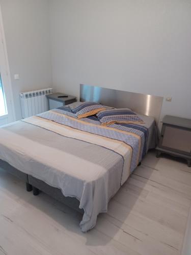 uma cama com duas almofadas num quarto em Maison a phiphi em Ernée