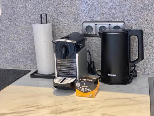 une cafetière assise au-dessus d'un comptoir dans l'établissement schicke, kleine Wohnung in Bamberg, à Bamberg