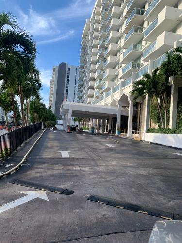 un parcheggio vuoto di fronte a un grande edificio di Pavilion a Miami Beach