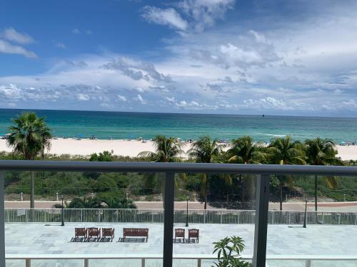 uma vista para a praia a partir da varanda de um resort em Pavilion em Miami Beach